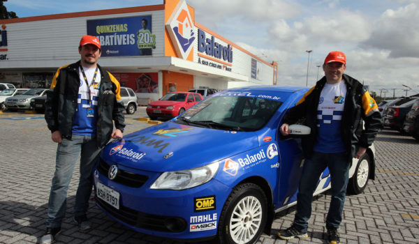 Carro lider do Campeonato Paranaense de Rally em exposição no Balaroti Barigui