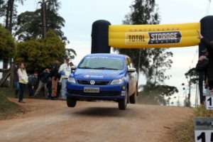 Mesmo com problemas mecânicos, Leo e Fred Zettel conquistam a terceira colocação no Rally de Piraquara