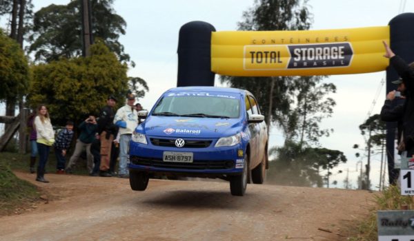 Mesmo com problemas mecânicos, Leo e Fred Zettel conquistam a terceira colocação no Rally de Piraquara