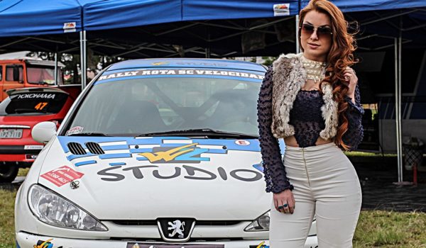 Começou o Rally Rota SC Velocidade em Tijucas e a modelo Aline Andrade prestigia o evento